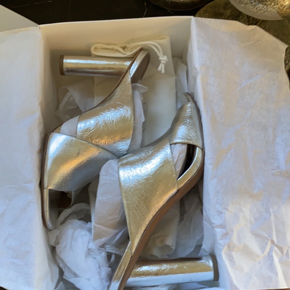 Dian Von Furstenberg metallic leather sandals - Picture 6 of 6